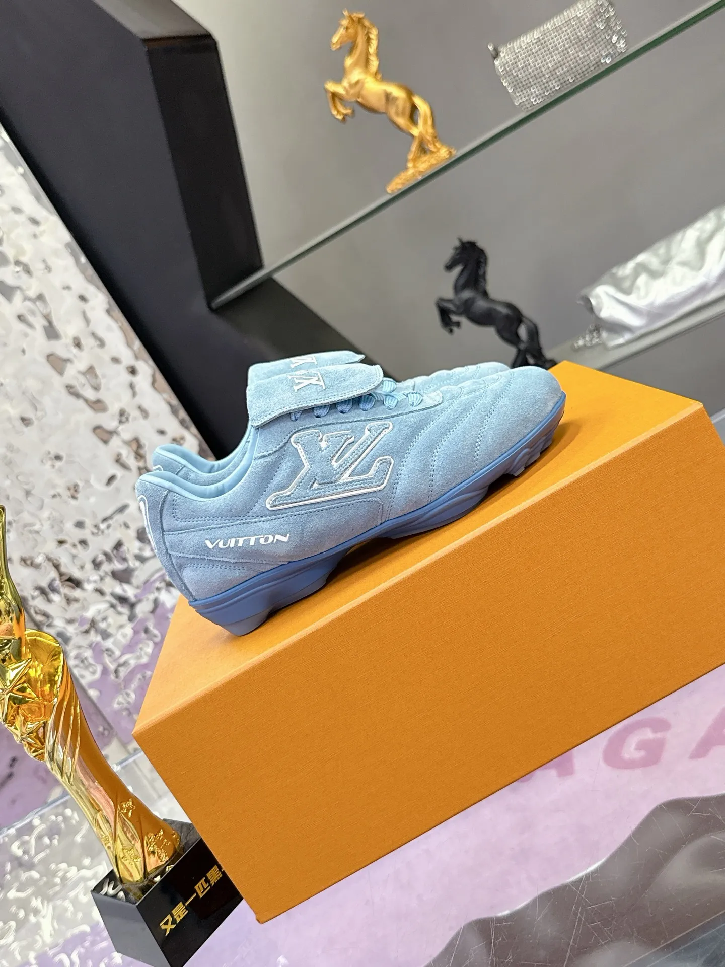 Factory price: 700💰 2025 new LV sneakers for couples, 🔥🔥🔥You will look fashionable when you wear them ❤️ LV football shoe series 💗 This Footprint Soccer sneaker was unveiled in the 2025 spring and summer series fashion show. It is the first sneaker designed by Pharrell Williams inspired by football shoes. The shoes are inspired by football, a sport that spans generations and cultures💎, echoing the theme of unity and universal participation in the 2025 spring and summer series fashion show. The shoe is known for its sleek design, with the dynamic IV Initials logo embellished on the side, the Lvers United emblem inspired by the football team on the tongue, and the sole patterned rubber sole decorated with multiple Louis Vuitton logos. Stylish and casual wear, a trend-setter in the fashion industry. Made of imported cowhide with full craftsmanship💓 Number of sizes (women’s 35-41, women’s 41 customized) (men’s 39-46, 45-46 customized)